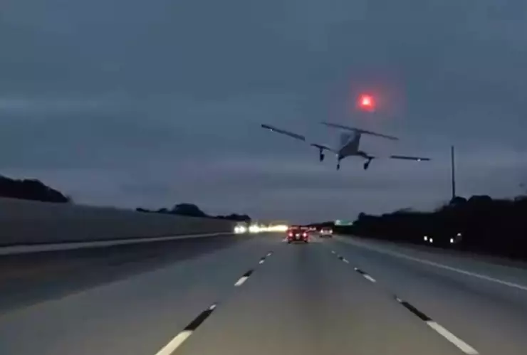 Avión se estrella en autopista y choca con un vehículo en Florida ...